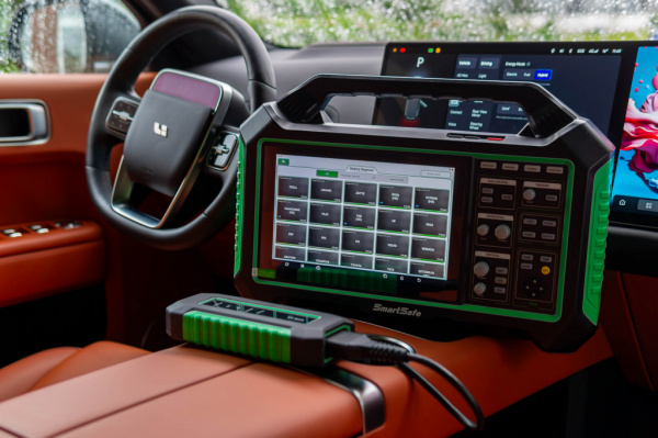 Launch SmartSafe P03 EV Автосканер, осциллограф, мегаомметр, тестер тяговых батарей гибридных и электромобилей с возможностью прямого подключения к BMS. купить по доступной цене 